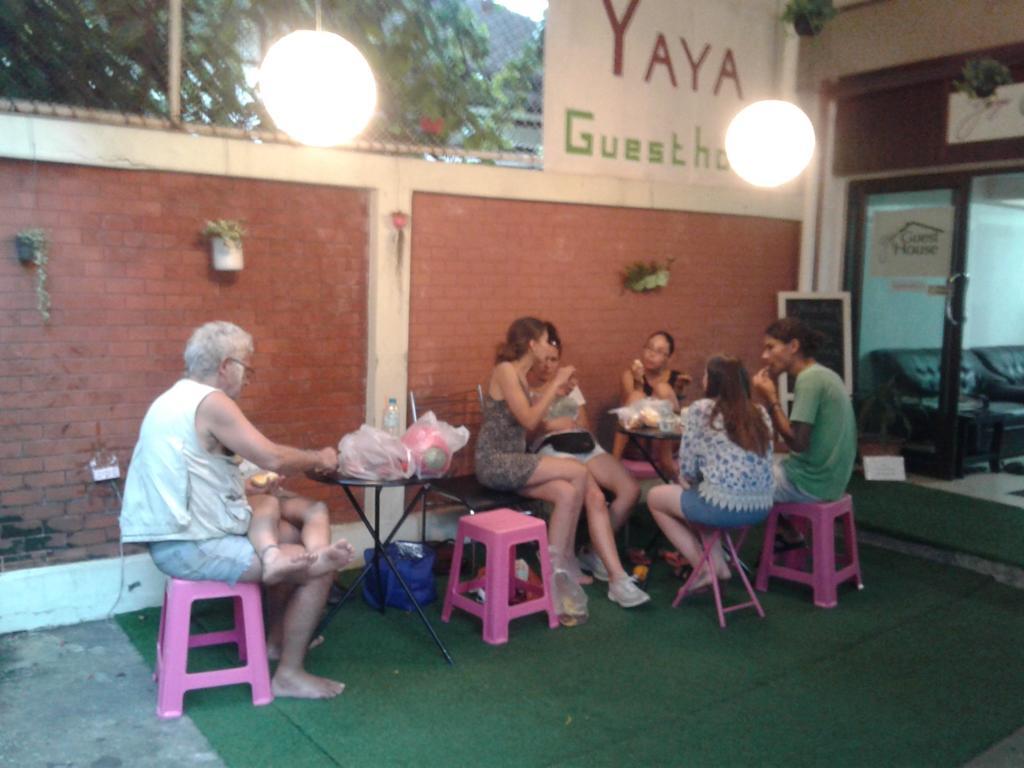 Yaya Guesthouse Бангкок Екстер'єр фото