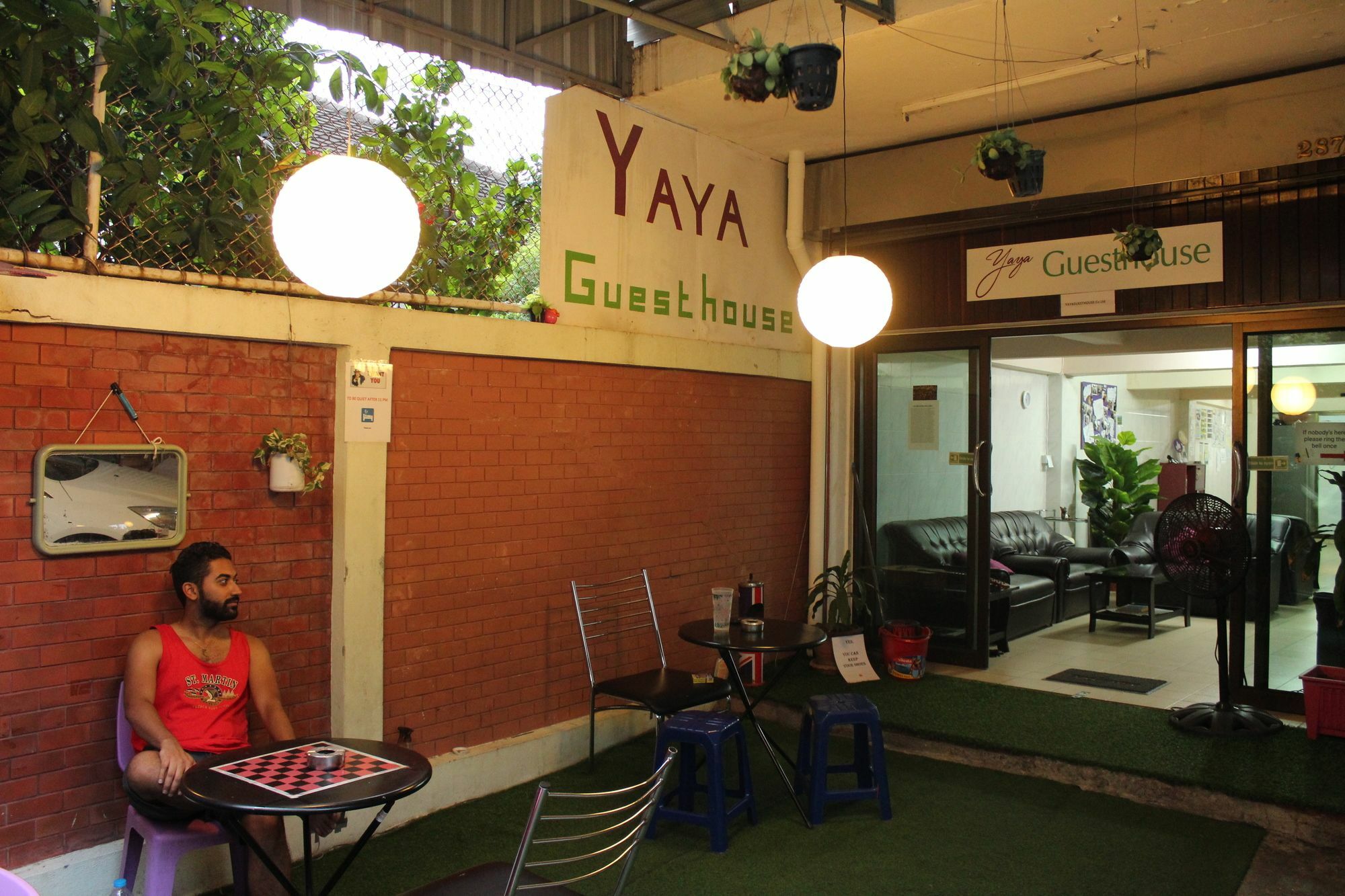 Yaya Guesthouse Бангкок Екстер'єр фото