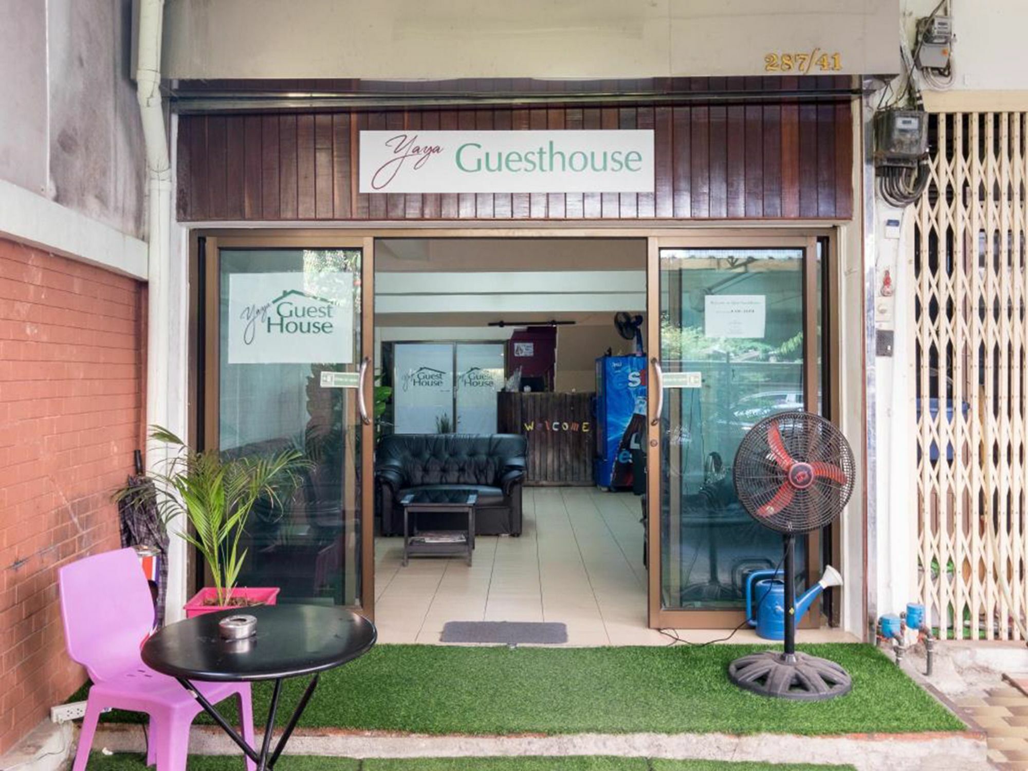Yaya Guesthouse Бангкок Екстер'єр фото